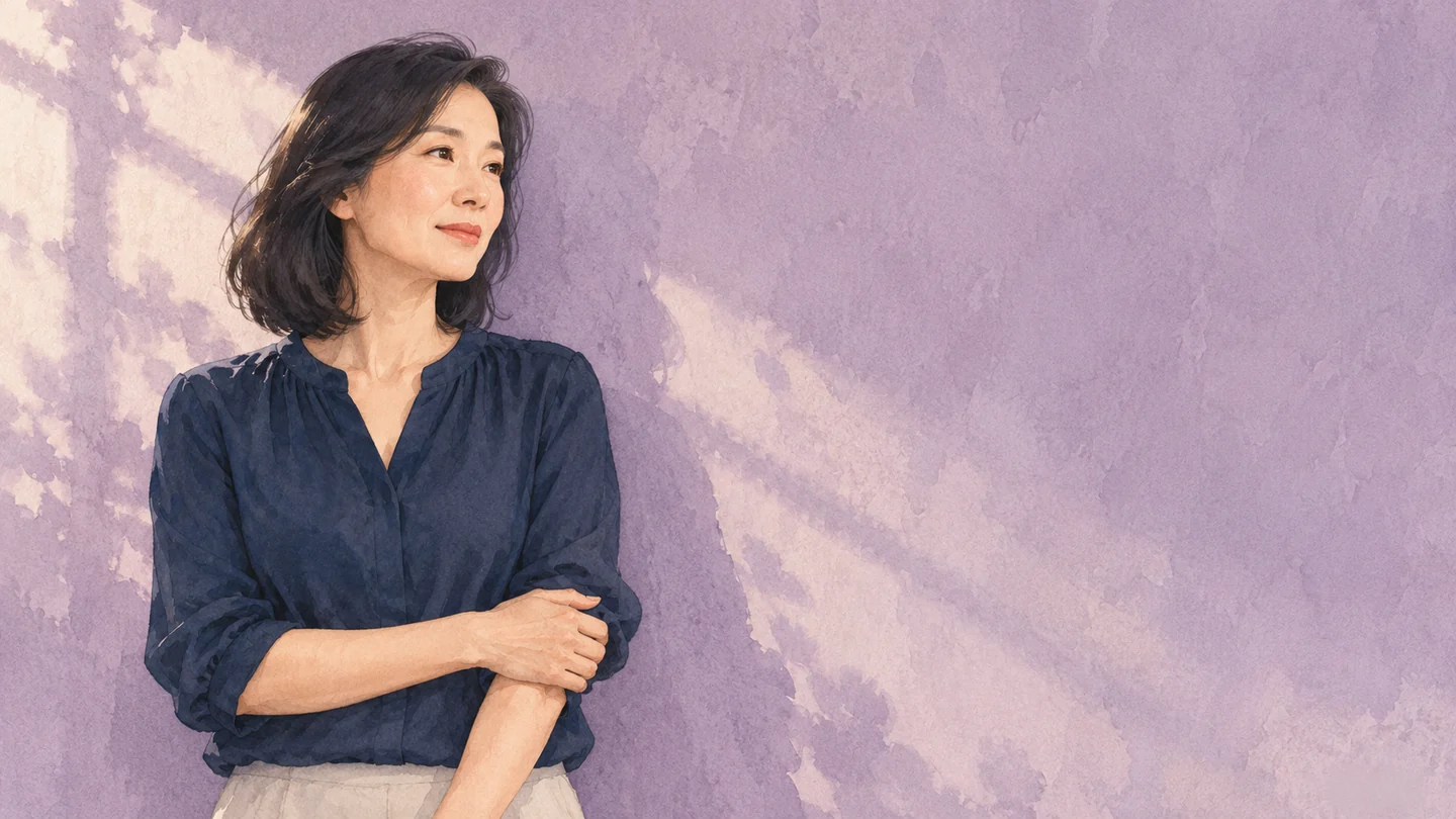 主题插画：一位成熟女性在淡紫色背景前安静思考